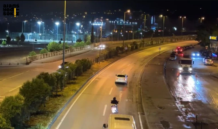 Ani sağanak sonrası kapanan yol, ekiplerin koordineli çalışmalarıyla trafiğe açıldı.