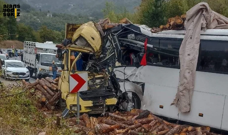 Gökçebey-Yenice Yolu'nda yolcu otobüsü ile tomruk yüklü komyon kafa kafaya çarpıştı.