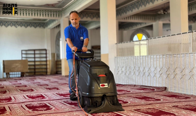 Karabük Belediyesi Cami temizliklerine rutin olarak devam ediyor.