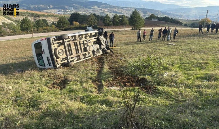 Kapullu Mahallesi’nde yoldan çıkan minibüs devrildi, sürücü hastaneye kaldırıldı.