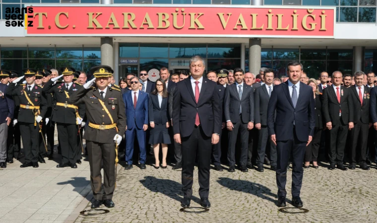 Karabük Valiliği’nde, Cumhuriyetin 101. yılı onuruna çelenk sunumu yapıldı.