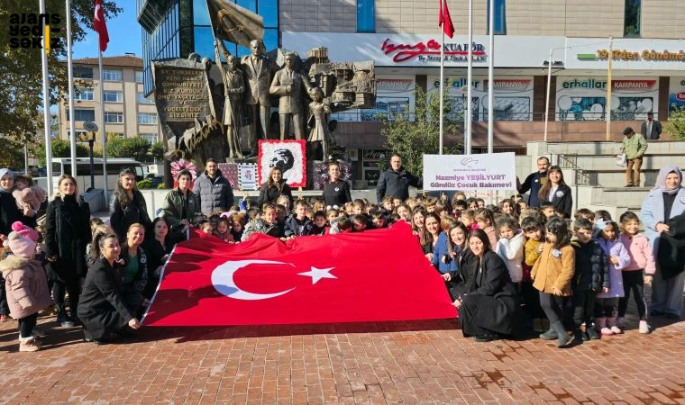 Elif Köse, minik öğrencilerle birlikte Atatürk anıtına resim takdim etti.