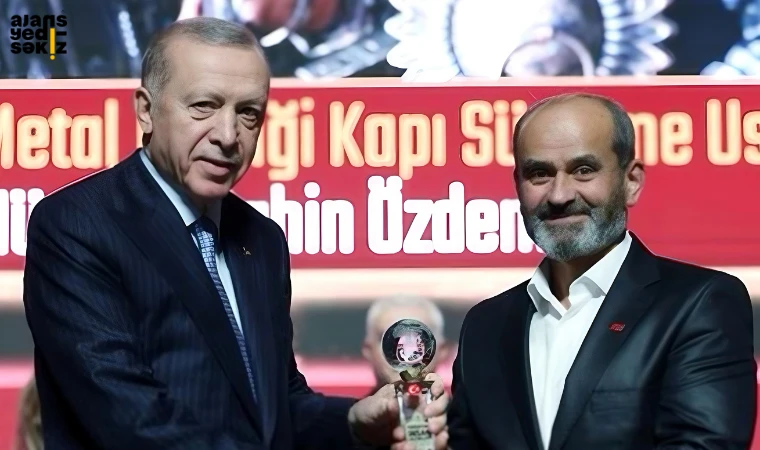 Hüseyin Şahin Özdemir'e "Yaşayan İnsan Hazineleri" ödülü takdim edildi.