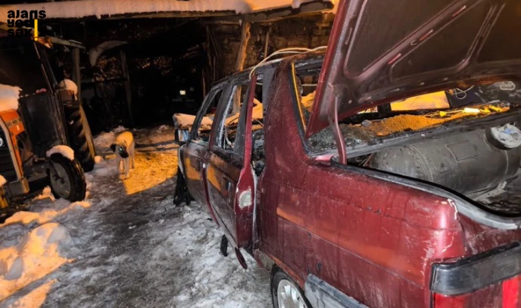 Otomobilde çıkan yangın traktöre ve eve sıçrayarak maddi hasara yol açtı.