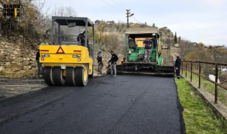 Safranbolu Belediyesi, Dereköy ve Kadıderesi'nde 450 ton asfaltla yolları yeniledi.