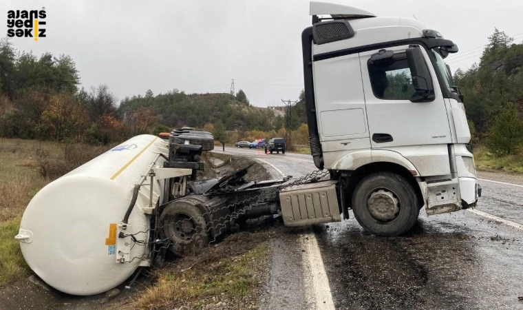 Yenice Karayolu'nda, Yeşilköy mevkiinde azot yüklü bir tanker şarampole devrildi.