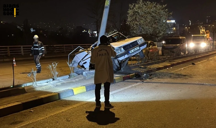 Karabük'te kontrolden çıkan araç direğe çarptı, iki kişi ağır yaralandı.