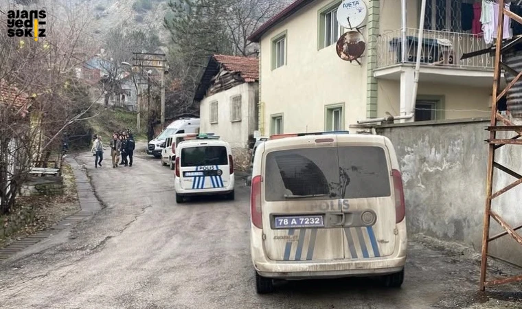 Karabük’ün Namık Kemal Mahallesinde bir kişi evinin önünde ölü bulundu.