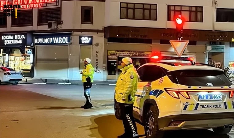 Emniyet ve jandarma ekipleri, vatandaşların güvenliği için gece boyunca görev yaptı.