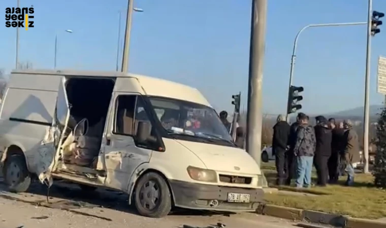 Sanayi kavşağı'nda hafif ticari araç ile kamyonet çarpıştı, 2 kişi yaralandı.