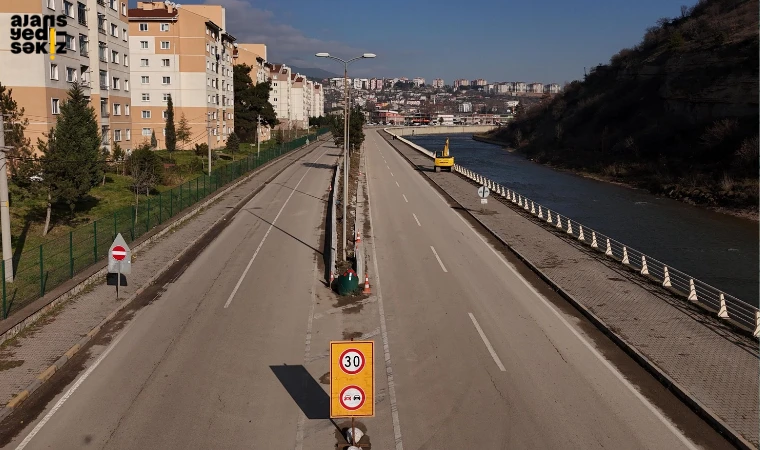 Karabük Belediyesi, caddelerdeki yenileme çalışmalarını hızla sürdürüyor.