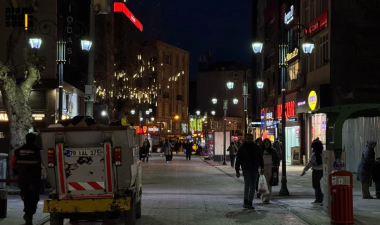 Karabük Belediyesi, şehir estetiğini arttırmak için beş caddeye ışıklandırma kuruyor.