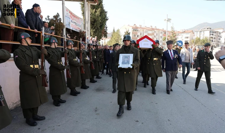 79 yaşındaki Kıbrıs Gazisi Kazım Sezer, dualar eşliğinde toprağa verildi.