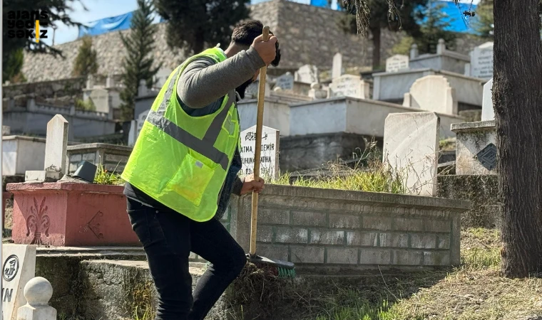 Ramazan Bayramı öncesi mezarlıklarda temizlik ve bakım çalışmalarına başladı.