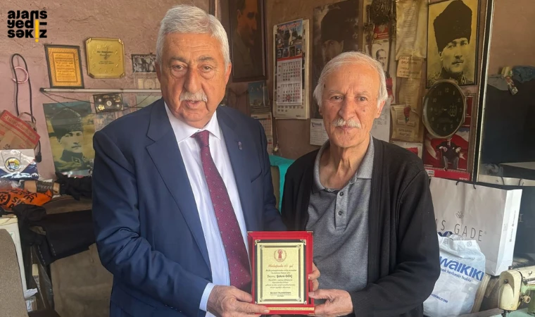 60 Yıllık Terzi Şükrü Göç’e Plaket Verilerek Onurlandırıldı.
