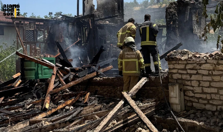 Akçasu'da, tarihi bir konakta yangın çıktı. Söndürme çalışmaları hızla sürüyor.