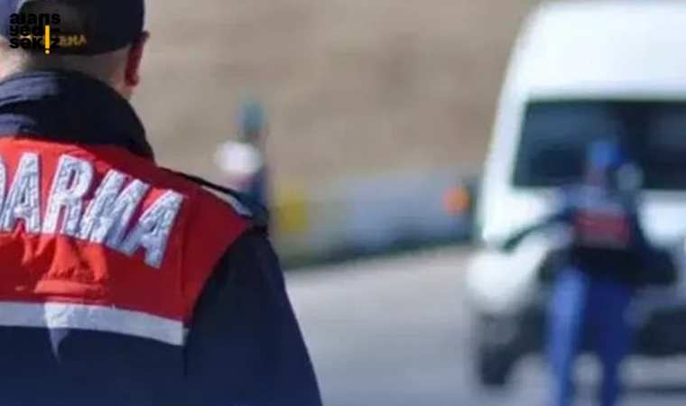 Operasyonda esrar ve kuru sıkı tabanca ele geçirildi. Şüpheli adliyeye sevk edildi.