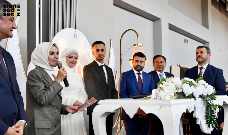 Bakan Göktaş, destek projesi kapsamında evlenen genç çiftin nikahına katıldı.