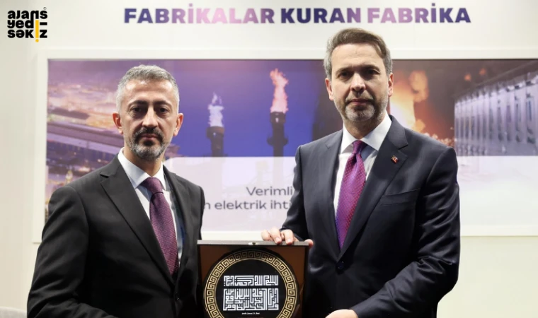 Kardemir Yönetim Kurulu Başkanı Oflaz, Bakan Bayraktar'ı standında ağırladı.
