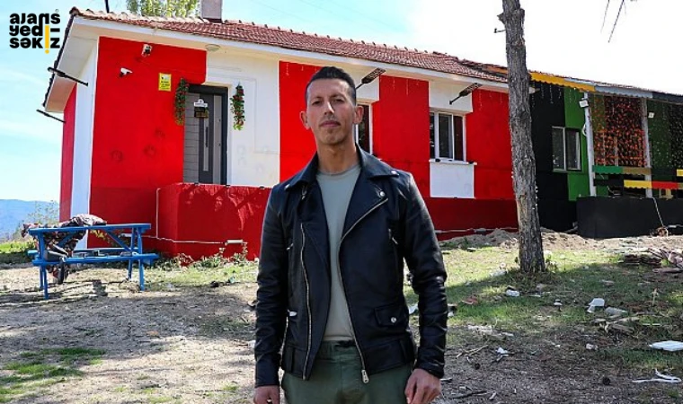 Kendi maaşıyla köydeki eski okul binasını gençlik merkezine dönüştürdü.