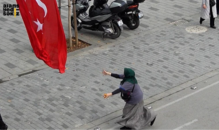 Vatandaşlar Türk Bayrağının Yere Düşmesine Engel Oldu.