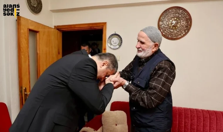 Vali Mustafa Yavuz, şehit Nuri Özcan'ın ailesine şehadet belgesini takdim etti.