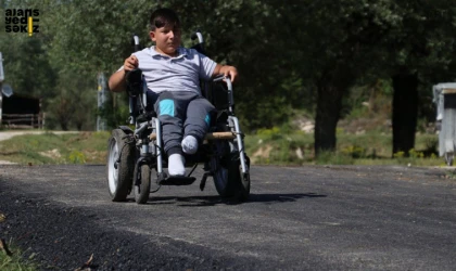 Kastamonu’da yürüme engelli Duhan Berat için evinin önüne asfalt yapıldı.