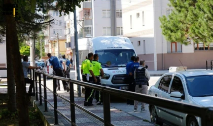 Kastamonu'da uyuşturucu bağımlısı bir saldırgan, iki polisi yaralayıp ailesini rehin aldı.