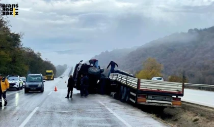 Karabük’ün Eskipazar ilçesinde kontrolden çıkan TIR, refüjdeki su kanalına düştü.