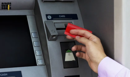 1 Ocak 2025 itibarıyla ATM'lerden günlük para çekme limiti 20 bin TL'ye yükseltildi.