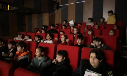 Karabük Belediyesi'nin düzenlediği ücretsiz Sinema Günleri'ne yoğun ilgi sürüyor.