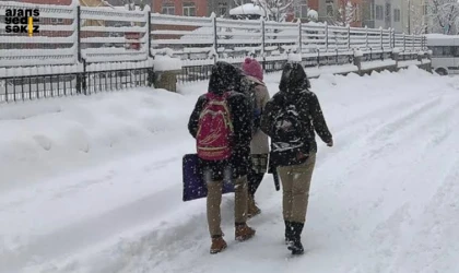 Yoğun kar yağışı nedeniyle Eflani’de tüm okullar, merkez ve ilçelerde ise taşımalı eğitime ara verildi.