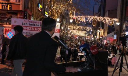 Karabük Belediyesi'nin iftar programında binlerce Karabüklü bir araya geldi.