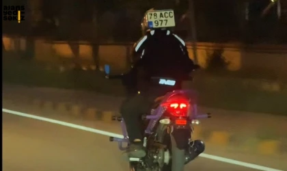 Karabük’te motosiklet sürücüsünden sıra dışı çözüm.