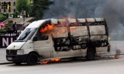 Kastamonu’da, hacizli aracını polise teslim etmek istemeyen bir vatandaş kent meydanında aracını ateşe verdi.