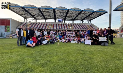 Safranboluspor,Eskipazar Belediyespor’u 3-2 mağlup ederek şampiyon oldu.