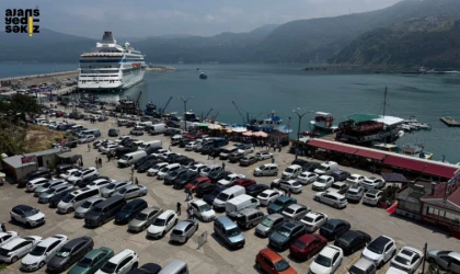 Amasra, 3 günde 20 bin araçla nüfusunun yaklaşık 10 katı ziyaretçiyi ağırladı.
