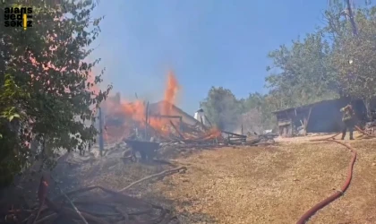 Safranbolu Tayyip köyünde Şakir D. ait köy evinde çıkan yangın ormana sıçradı.