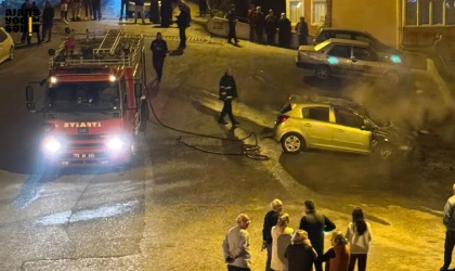 5000 Evler Cumhuriyet Mahallesi'nde park halindeki otomobil alevlere teslim oldu.