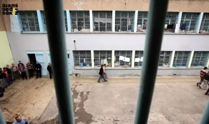 Cezaevindeki baba ziyaretine gelen 4 yaşındaki kızını öldüresiye dövdü.