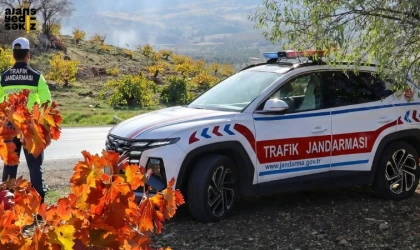 Trafik cezası uyguladığı sürücünün şehit babası olduğunu öğrenen personel cezayı kendisi ödedi.